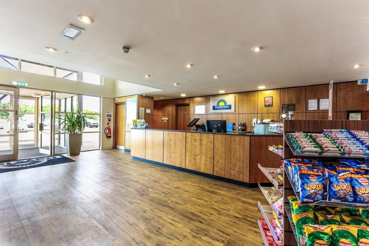 Days Inn Peterborough Esterno foto
